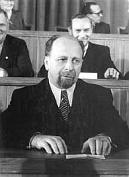 foto-walter-ulbricht-bundesarchiv_bild_183-08618-0005-_berlin-_2-_volkskammersitzung-_bildung_ddr-regierung-jpg