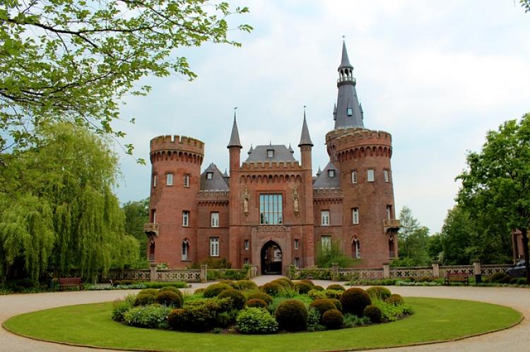 schloss-moyland-1661040_640-jpg