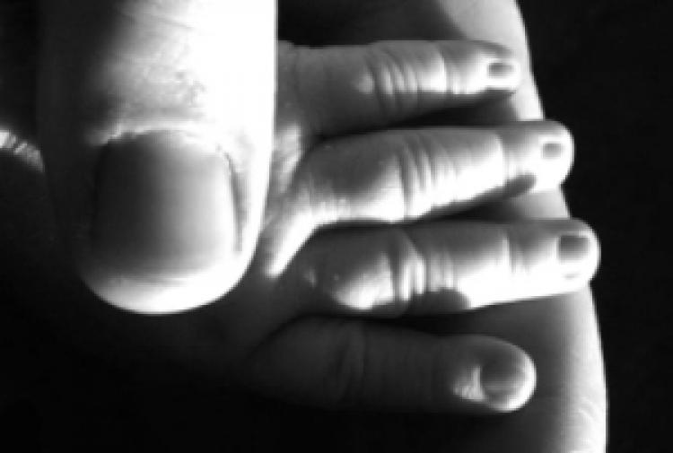 48570_kind_hand_grau_klein.jpg