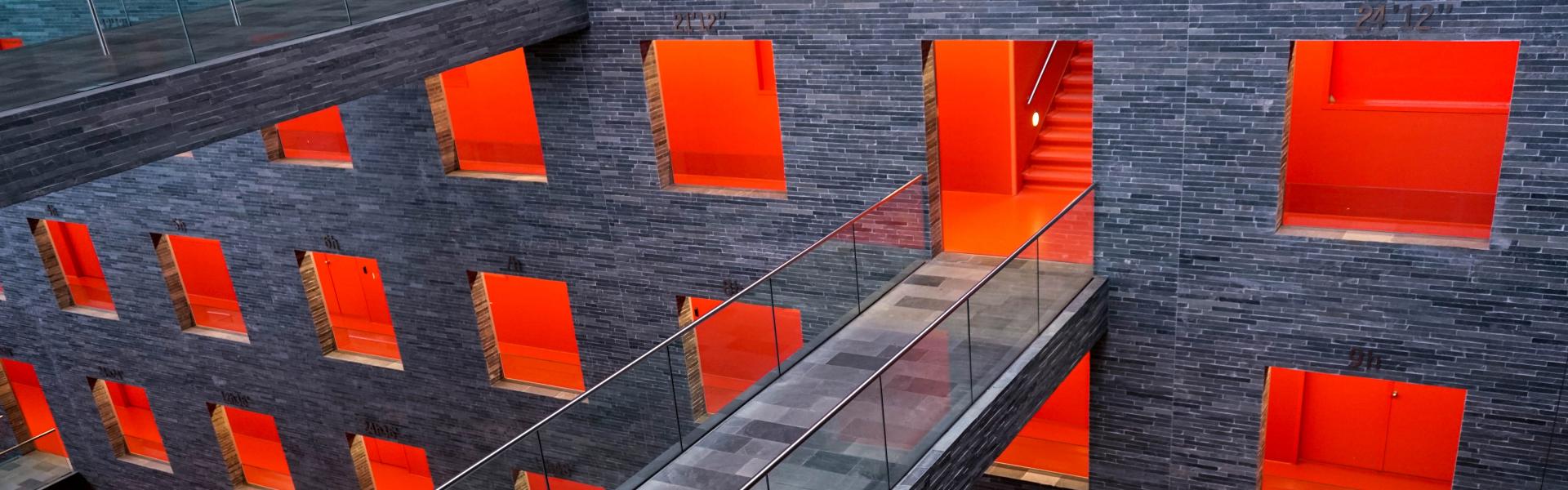 Hochhaus mit vielen beleuchteten Fenster aber kein klarer Eingang